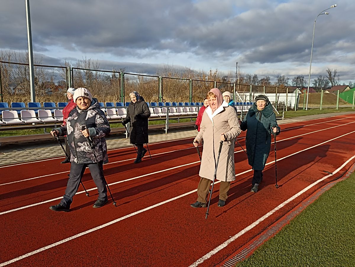 Занятие скандинавской ходьбой